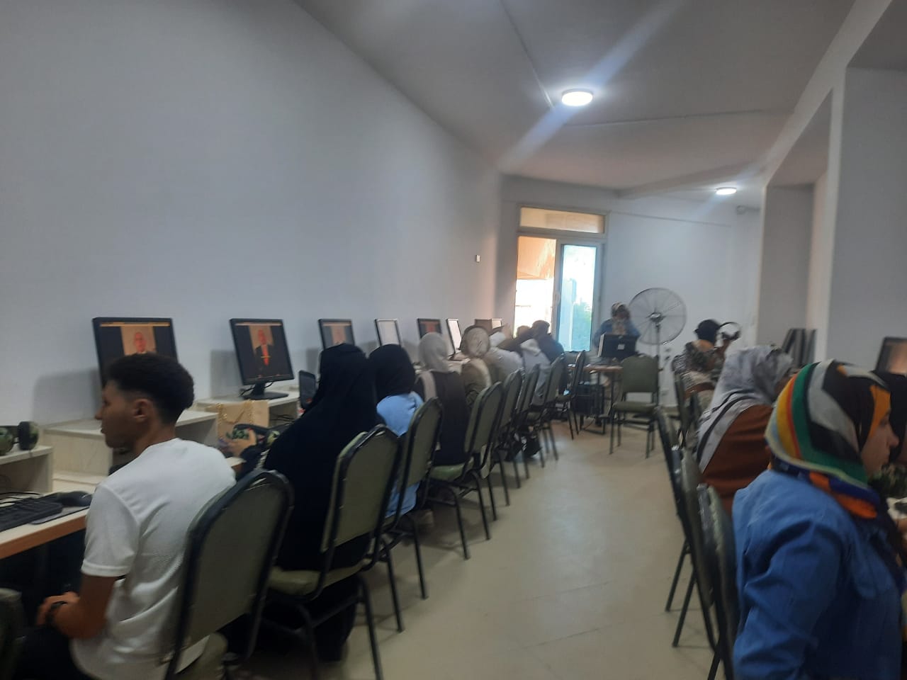 التدريبات العملية للغة الانجليزية بمعمل اللغات بالمعهد